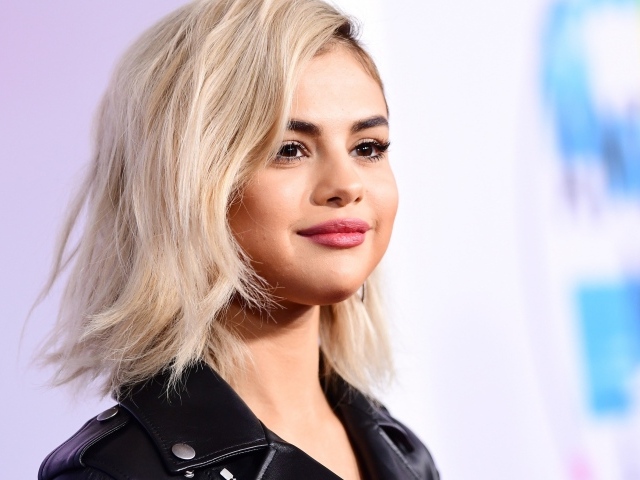 Популярная певица Селена Гомес блондинка