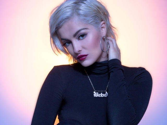 Певица Биби Рекса с украшением на шее