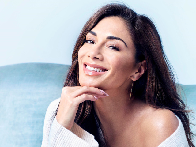 Улыбающаяся певица Николь Шерзингер