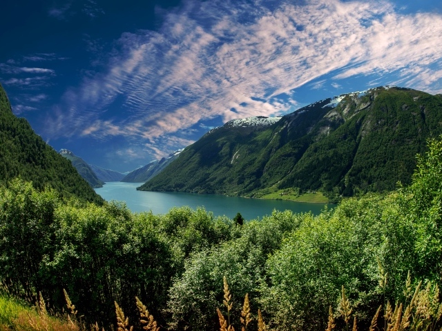 Красивый горный пейзаж под красивым небом