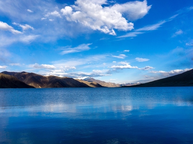 Красивая панорама горного озера под голубым небом