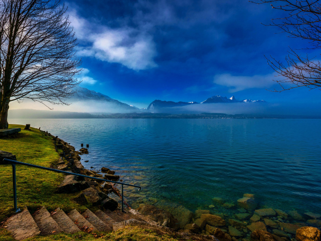 Туман над озером на фоне гор 