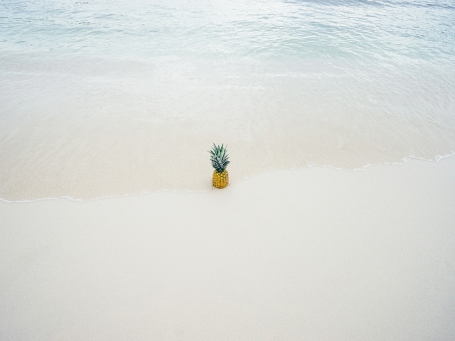 Ананас в волнах прибоя