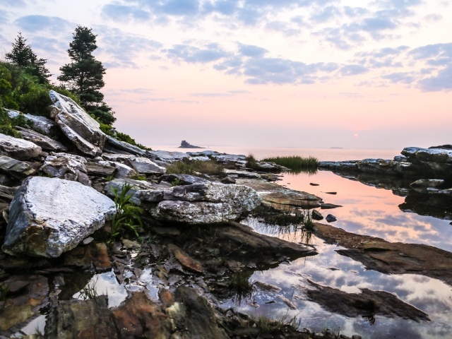 Камни на берегу под красивым небом 