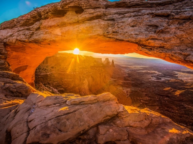 Солнце пробивается сквозь каменные скалы каньона