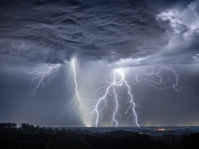 Грозовое небо с молнией над городом