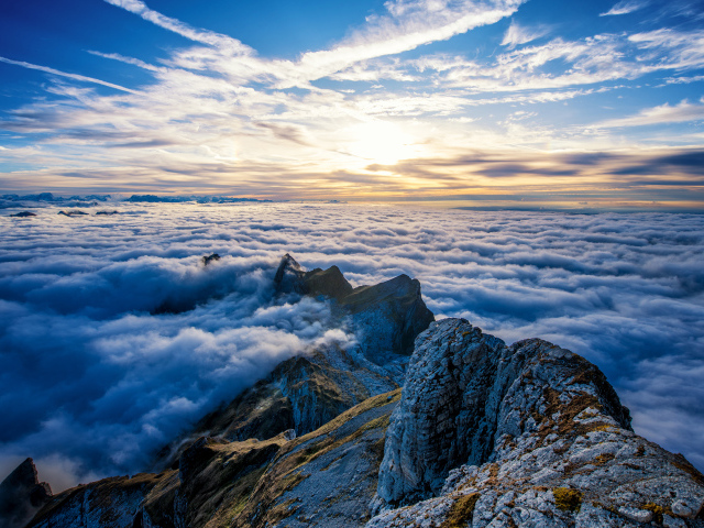 Белые облака в горах под красивым небом