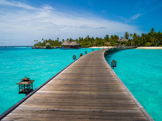 Деревянный пирс в голубом океане в тропиках, Мальдивы