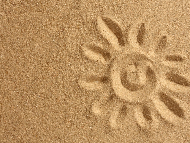 Солнце нарисованное на желтом песке