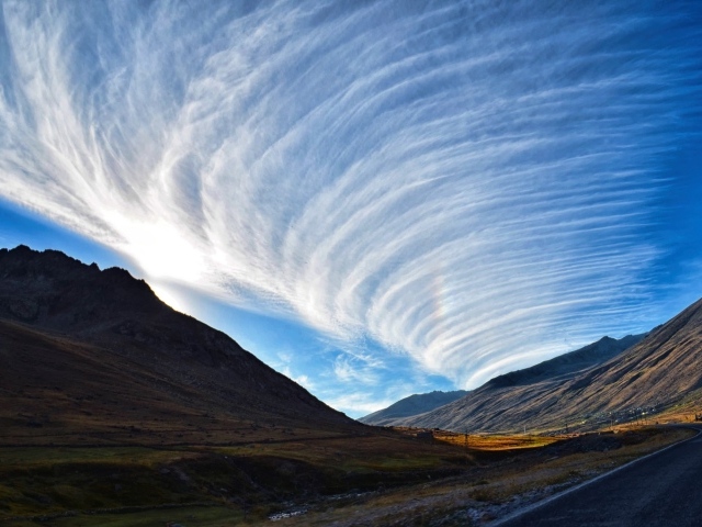 Красивые белые облака в небе над горами