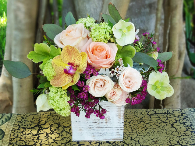 Красивый букет на столе в вазе 