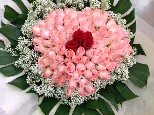 Красивый большой праздничный букет роз 