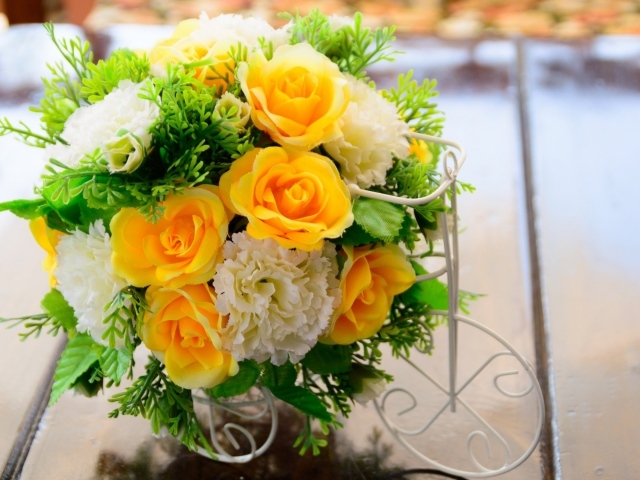 Красивый букет искусственных цветов для декора 