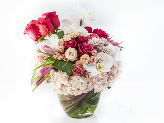 Красивый букет цветов в вазе на белом фоне