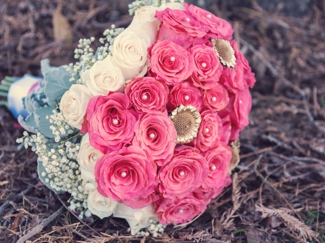 Красивый букет из розовых и белых роз с бусинами