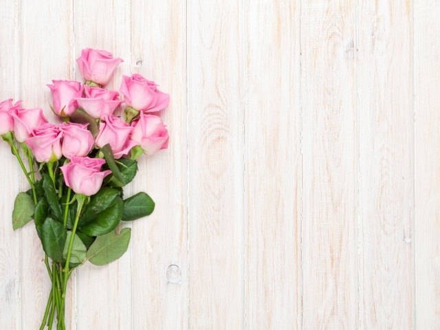 Красивый букет розовых роз на деревянных досках, фон для открытки