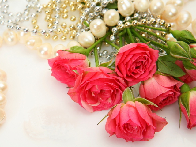 Красивый букет розовых роз с бусами