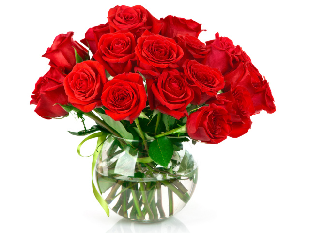 Красивый букет красных роз в стеклянной вазе на белом фоне