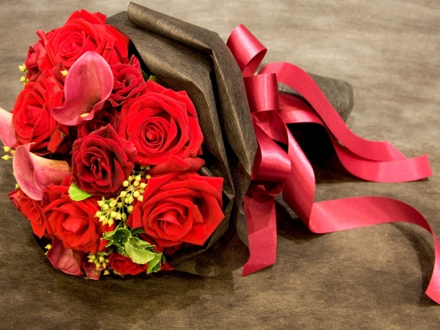 Красивый букет красных роз с красной лентой