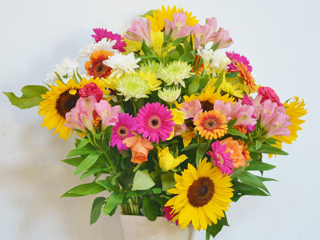 Красивый букет с цветами альстромерии, герберы, хризантемы и подсолнуха