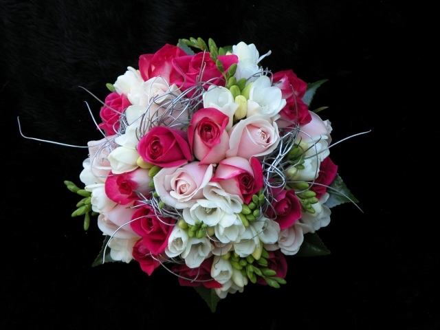 Красивый букет с цветами красной розы и фрезии на черном фоне