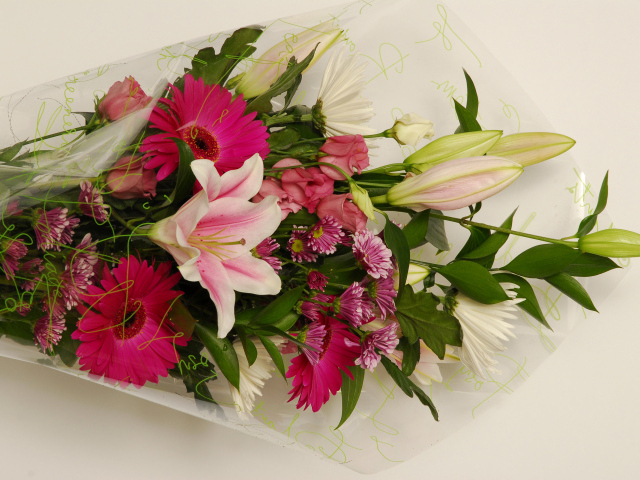 Красивый букет с лилиями, герберами и хризантемами