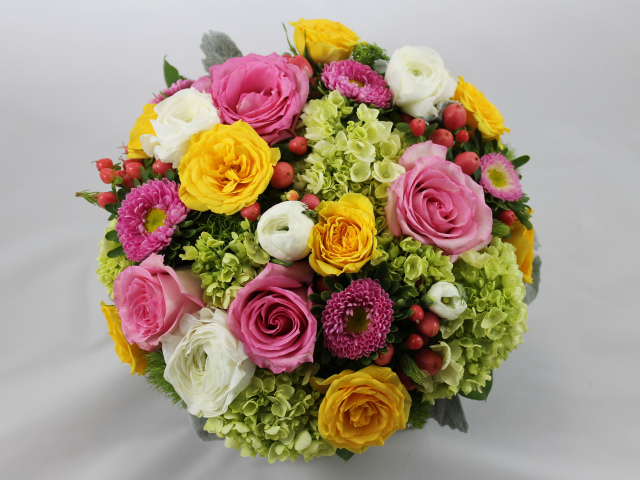 Красивый свадебный букет на сером фоне