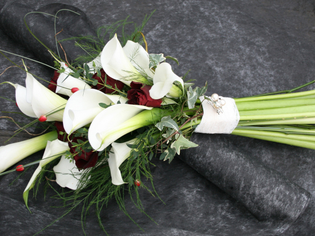 Красивый свадебный букет с цветами каллы и розы 