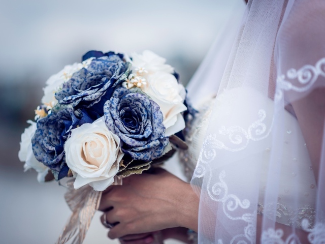 Красивый свадебный букет с белых и синих роз