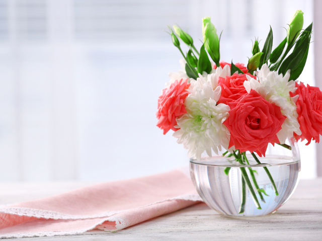 Букет из цветов розовой розы, эустомы и белой хризантемы в стеклянной вазе