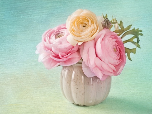 Букет букет лютиков в вазе на голубом фоне