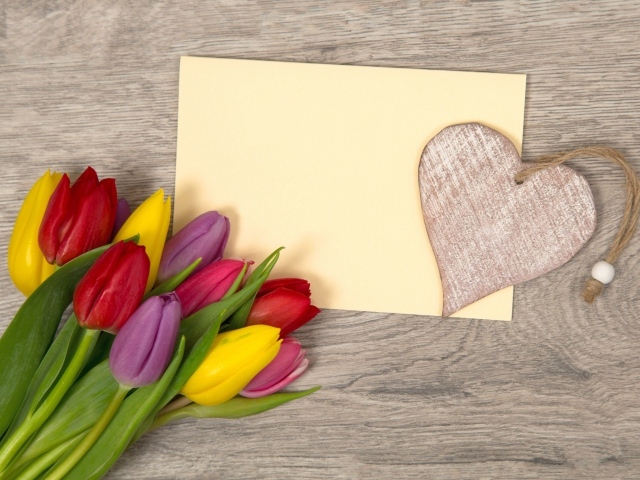 Букет разноцветных тюльпанов на с листом бумаги, шаблон для открытки