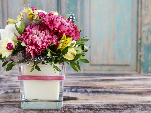 Букет пионов с лилиями в вазе на столе