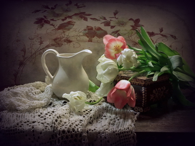 Букет розовых  и белых тюльпанов на столе с кувшином