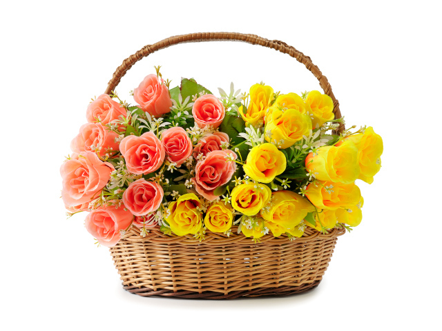 Букет розовых и желтых роз в корзине на белом фоне