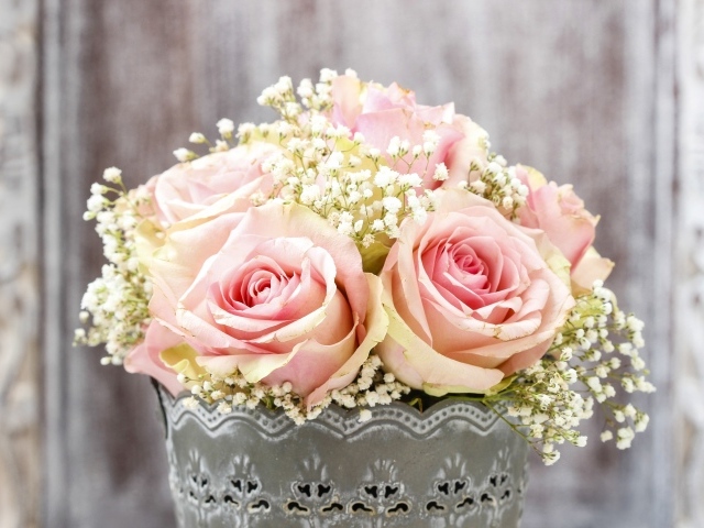 Букет розовых роз с мелкими белыми цветами в вазе