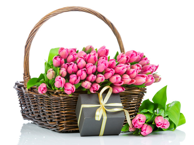 Букет розовых тюльпанов в корзине с подарком на белом фоне