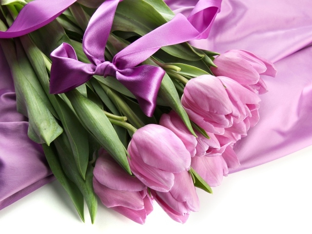 Букет розовых тюльпанов с бантом из атласной ленты