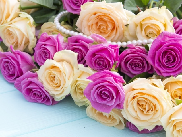 Букет белых и розовых роз с жемчужными бусами