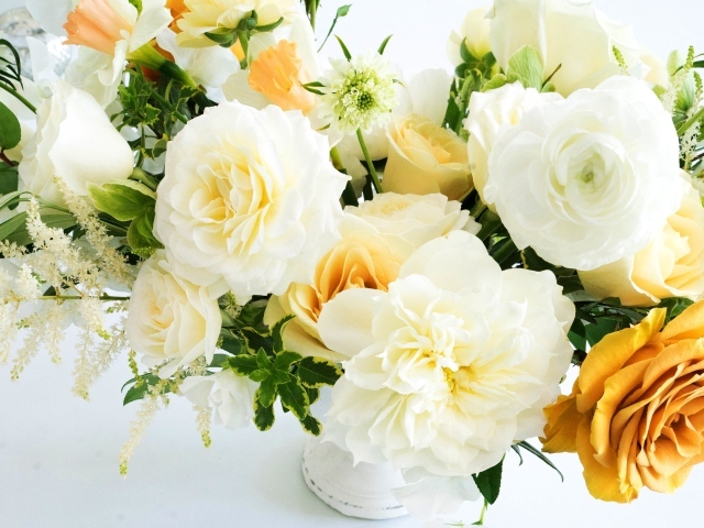 Букет белых и желтых роз на белом фоне