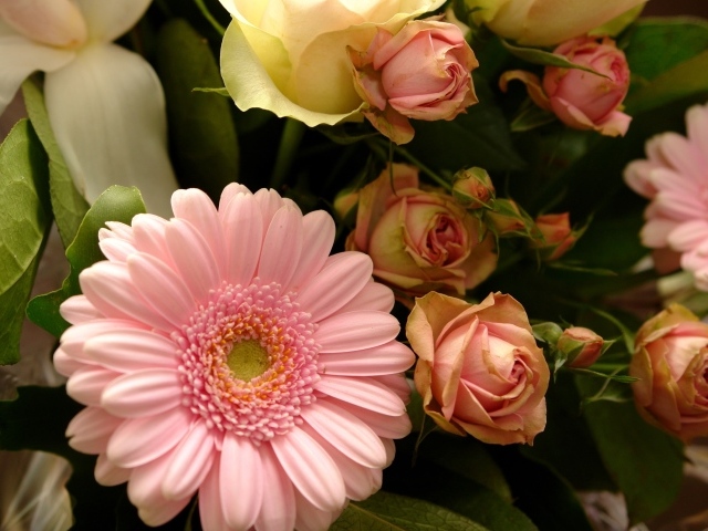 Букет с розовыми герберами и розовыми розами