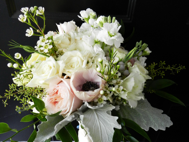 Букет с цветами розы,  анемоны и маттиолы