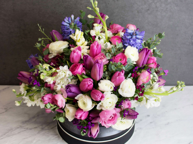 Букет с цветами розы, тюльпанов, маттиолы, и гиацинта 