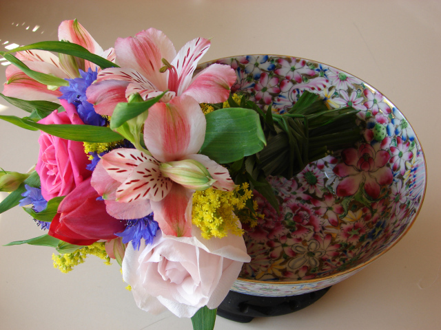 Нежный букет с цветами розы, тюльпана и альстромерии