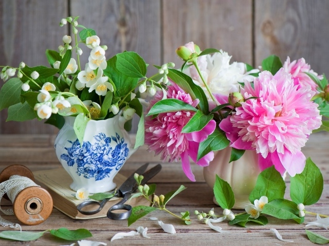 Нежные цветы жасмина и пионов в вазе на столе