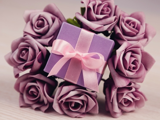 Подарок с сиреневыми розами 