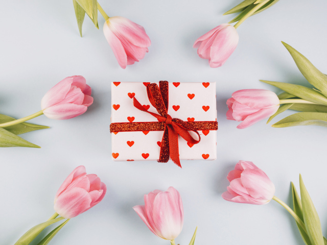 Подарок с розовыми тюльпанами на сером фоне 
