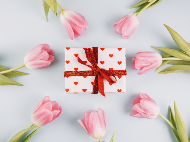 Подарок с розовыми тюльпанами на сером фоне 