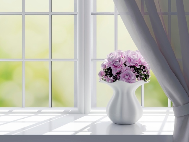 Бумажные розы в большой белой вазе стоят на окне
