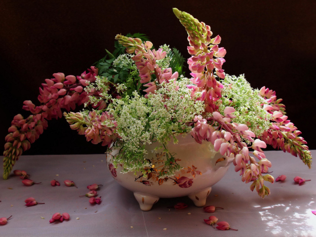 Розовые цветы люпина с полевыми цветами в вазе